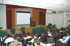 　「主管論壇—府內團隊縣政推動與發展研討會」盛大登場，邀請到台大建築與城鄉研究所教授劉可強分析馬祖發展之優勢。（圖／文：曹重偉）