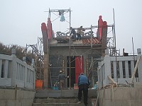 　猛澳大王廟於十二月十七日舉行落成典禮，新建委員會邀請鄉親分享喜悅。（圖／文：林冰芳）