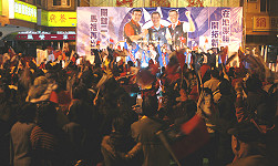 　國民黨籍立委候選人曹爾忠舉辦「馬祖之愛」造勢晚會，該黨總統候選人馬英九專程來馬站台助選。（圖／文：曹重偉）