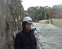 　縣府會同監造單位視察珠螺海線道路灌漿，現場監工表情嚴肅。（圖／文：邱竟瑋）
