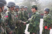 馬防部指揮官張中將日前至莒光視導整備情形,與官兵弟兄精神講話時提出「加強本職學能、照顧官兵生活、整理美化環境」三項重點工作提示,並慰問官兵辛勞。(圖/文:莊郁傑)