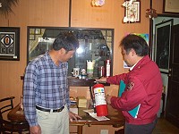 連江縣消防局到家戶實施滅火器檢查及相關操作宣導。(圖:消防局提供、文:陳鵬雄)