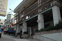東引鄉代會二樓整建工程緊鄰馬路,過往人車要注意安全。(圖/文:陳其敏)