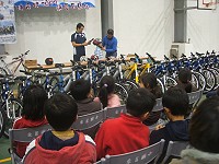 　捷安特2007送愛到馬祖，也給孩子上了一堂騎車必須注意的安全法則。（圖／文：林冰芳）
