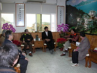　國家通訊傳播委員會委員林東泰、謝進男拜會縣長陳雪生，就地區傳播通訊問題進行意見交換。（圖／文：劉秋月）