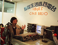 　縣長陳雪生就職六週年接受馬祖生活電台專訪，歡迎鄉親準時收聽。（圖：馬祖生活電台提供）