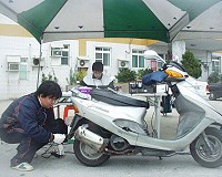 　縣府環保局於福澳海巡大樓前進行機車排氣檢測。（圖／文：邱竟瑋）