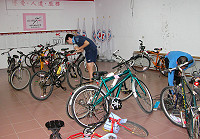 　捷安特2007送愛到馬祖，昨天為南竿地區車友的愛車做免費檢修服務。（圖／文：曹重偉）