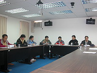 　秘書長王忠銘在北竿主持教學游泳池興建案協調會。（圖／文：陳鵬雄）