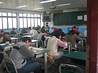 　九十六年特種考試地方政府公務人員考試昨天在馬中登場，典試委員徐正光巡視考場，考場秩序良好。（圖／文：陳鵬雄）