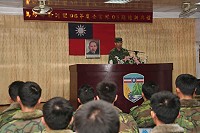馬防部副指揮官吳將軍日前主持士官班結訓典禮時期勉全體結訓學生秉持「榮譽」精神,凡事以身作則,樹立領導風範,使部屬心悅誠服,進而自覺自律,共同為維護團隊榮譽,竭盡心力。(圖/文:莊郁傑)