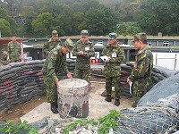 莒指部指揮官鄭少將於日前視導20機砲暨50機槍陣地,過程中除親自指導陣地構築要點及相關安全事項外,更勗勉全體官兵應於平日做好戰前準備,以期在作戰時發揮最大攻擊效能。(圖/文:陳粲中)