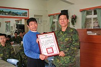 主任頒狀感謝「皇亞餐廳」主廚陳長先生示範烹飪技巧,嘉惠官兵,也為防區「軍民一家親」寫下最佳註腳。(圖/文:鍾銀宏)