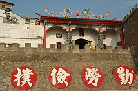 　東引天后宮的廟埕狹窄，地方計畫擴建。（圖／文：陳其敏）