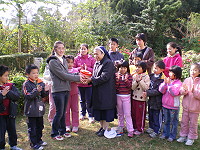 　中正國中小師生前往馬祖天主堂，將募捐款項交到修女手中。（圖：中正國中小提供）