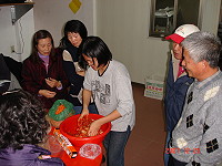縣府建設局舉辦講習,指導地區農民製作泡菜。(圖:縣府建設局提供)
