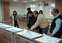 　第七屆立法委員選舉及全國性公民投票展開選舉人名冊公告閱覽，代理主委王忠銘在總幹事林其達等人陪同下前往視察。（圖／文：曹重偉）