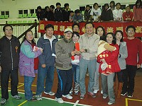 東引國中小校友盃拔河比賽,第11屆校友拔得男子組第一,女子組獎落國三班「叮叮隊」。(圖/文:陳其敏)