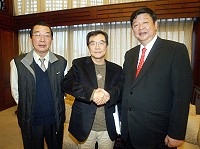 縣長陳雪生應邀至聯合報系演說,與聯合晚報社長項國寧(中)相談甚歡,項國寧表示曾經在東引服役,對馬祖有著不一樣的感情。(圖:縣府企劃室提供)