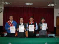 　在福建連江地方法院檢察署檢察長朱坤茂見證下，三位立委候選人簽署「三不約定書」，強調乾淨選舉及公平競爭。（圖／文：劉秋月）