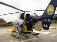 　中興航空依據民航局要求，調整救生筏位置於前方，故自元月一日起最高載客數改為七人，另外由於直昇機載重上限要求，旅客個人行李請勿超過五公斤。（圖／文：劉秋月）