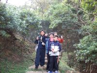 沿梅石步道抵達文物館的小朋友們。(圖/文:邱竟瑋)
