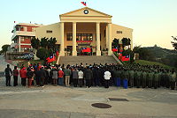 東引軍民在鄉公所前廣場舉行元旦升旗典禮,迎接新的一年來臨。(圖/文:陳其敏)