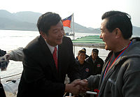 　國民黨總統參選人馬英九再度來馬拜票輔選，擔任他連江縣競選總部主委的縣長陳雪生到碼頭迎接，表達地區熱忱歡迎之意。（圖／文：曹重偉）