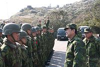日前防衛部指揮官前往莒光地區進行視導,聽取單位主官的各項簡報,張中將十分關心官兵生活情況,親切慰問戰備部隊官兵,並提醒天涼多加件衣服。(圖/文:董勝安)