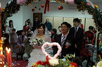 　在地鄉親陳書寶與林靜怡辦理公證結婚，接受全場親友的祝福。（圖／文：曹重偉）