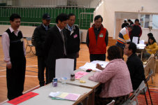　立委大選登場，縣選委會代理主委王忠銘率總幹事林其達等人，分別前往南竿各投開票所視察，對良好秩序表示肯定。（圖／文：曹重偉）