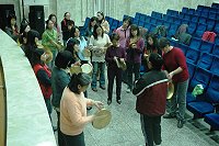 　東引東湧社區發展協會發動婦女鄉親的力量，敲響傳統鼓板的美麗樂音。（圖／文：陳其敏）
