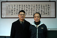 　馬祖高中資深校工陳寶興（右）今退休，校長陳善茂期勉陳寶興退而不休，擔任學校的終生義工。（圖／文：曹重偉）