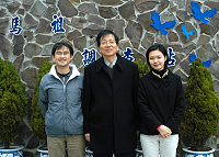 　馬祖調查站首次有女調查員來報到，她是黃佩卿（右），中為新主任裘力行，左為新科調查員羅仁信，新人事展現新年新氣象。（圖／文：曹重偉）