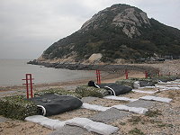 　第一季萬平操演火砲射擊將在北竿塘后沙灘登場，澳口機槍堡已經準備就緒。（圖／文：陳鵬雄）