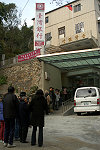 　搶購中央銀行鼠年紀念套幣者大排長龍，不過半小時就「賣完」，不少軍民向隅。（圖／文：曹重偉）