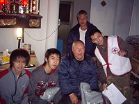 　由馬祖高中學生組成的紅十字青少年服務隊，在南竿地區向獨居老人問安及致贈保暖衣物，年輕學子的熱情讓人感受溫暖。（圖：紅十字會提供）