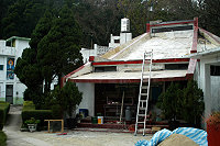 　一年已過，馬港天主堂仍待各界援助整建經費，寒冬中停工的天主堂更顯落寞。（圖／文：曹重偉）