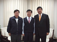 縣長陳雪生在議員張永江陪同下,拜會新上任福建省主席陳景峻,提出地區建設需求。(圖:連江縣政府提供)