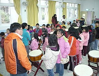 南竿區三校合辦之寒假冬令營開始,近八十位同學擠入仁愛國小,讓學校比平日還熱鬧。(圖/文:劉秋月)