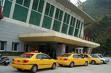　福澳港候船大樓前及廣場圓環近期是車滿為患，而且多半是亂停一通，有待改善。（圖／文：曹重偉）