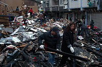 　災民首度重回火場，但大多數住戶房子及物品，早就全部倒塌燒得精光。（圖／文：曹重偉）