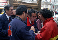 　紅十字會馬祖支會召開臨時理監事會議，決議發放急難救助金，並由會長曹爾忠代表該會送到災民手中。（圖／文：曹重偉）