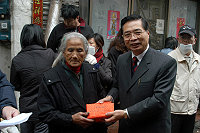 　關懷災民連江地檢署不落人後，檢察長朱坤茂會同犯罪被害人保護協會連江分會主委林慶官，前往火災現場致贈慰問金。（圖／文：曹重偉）