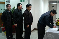 　縣議會第四屆第三次臨時大會開議，議員們陸續完成簽到。（圖／文：曹重偉） 