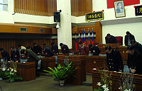 　縣長陳雪生應議員要求，親率全體列席官員深深一鞠躬，就火災意外向社會大眾致歉。（圖／文：曹重偉）