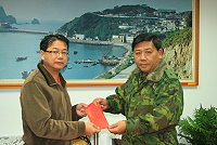 東引鄉長馮印樂代表縣長陳雪生贈送春節加菜金給東引國軍部隊,由指揮官傅永明少將代表接受。(圖:東引鄉公所提供)