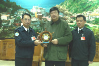 　海指部指揮官徐益強（左）、副指揮官李衍杰（右）榮調，臨行前特拜會縣長陳雪生並致贈紀念品。（圖／文：曹重偉）