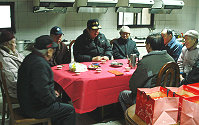 　年節近，縣長陳雪生偕同民政局長林其達、環保局長陳秀華與榮民話家常。（圖／文：曹重偉）
