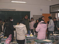 昨天大學學測登場,寒風中縣長陳雪生特別前往為考生加油打氣。(圖/文:劉秋月)